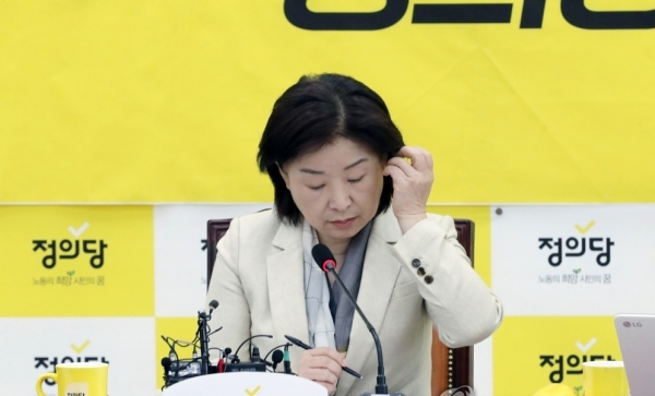 자료를 훑어보는 심상정 대표.