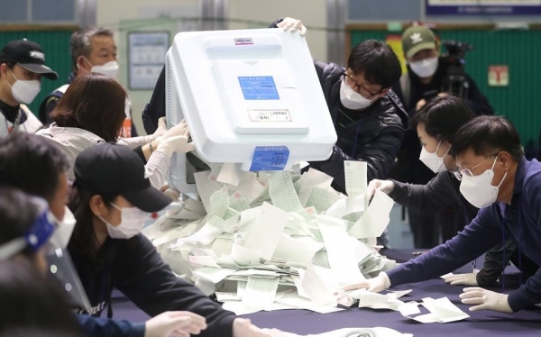 21대총선 개표소에서 개표하는 장면