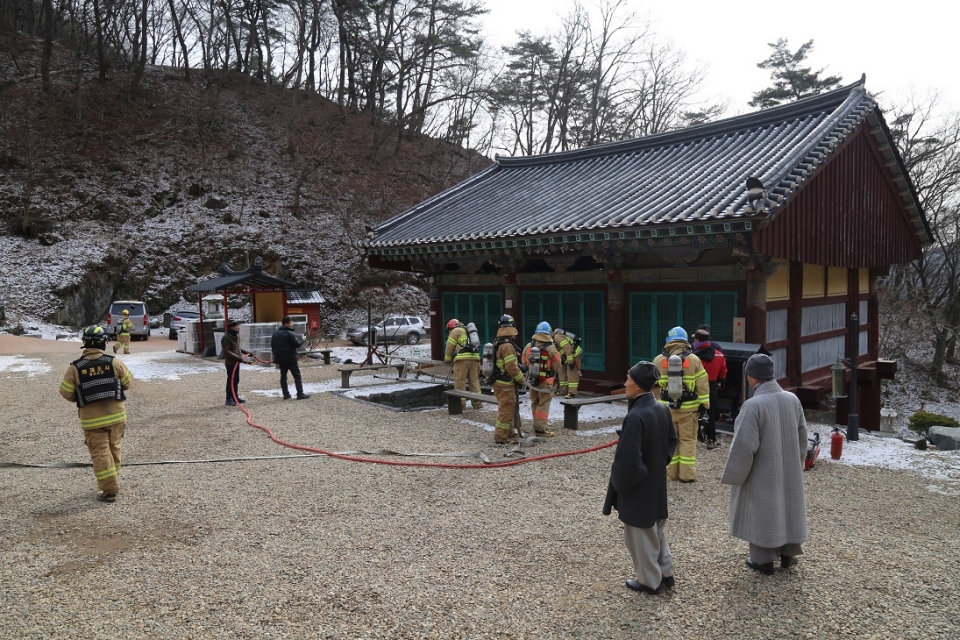 청양소방서가 오는 29일부터 내달 1일까지 관내 전통사찰(장곡사 등 3개소) 및 산불 등 화재예방을 위해 특별경계근무를 실시한다. 사진은 장곡사 소방훈련 모습.