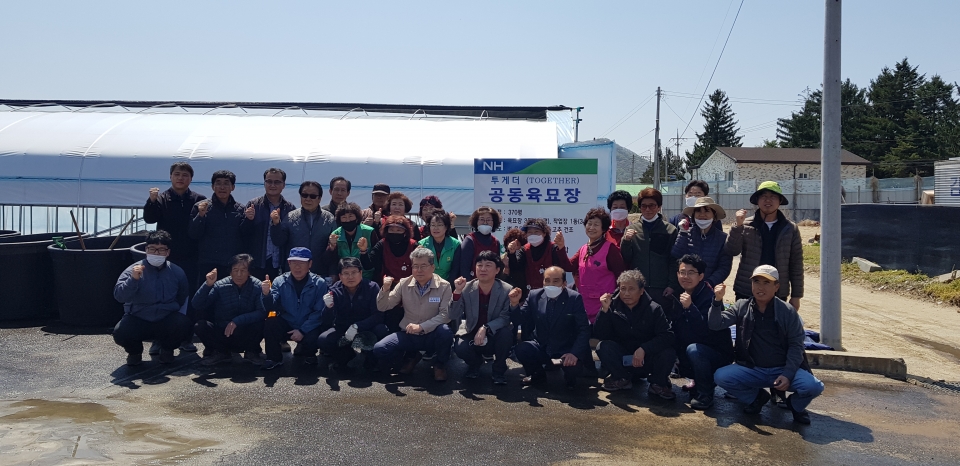 농촌일손돕기에 함께한 주민들이 기념사진을 찍고 있다.