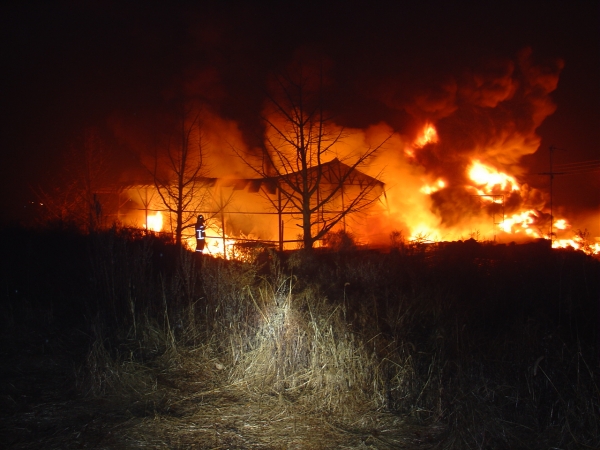 공주소방서가 봄철 축사화재 빈번에 따라 축사 관계자들을 대상으로 주의를 당부 에 나선 특별 순찰 계도에 나선다.
