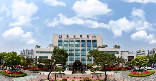 전국에서 지역경제, 행정관리, 문화복지, 정주환경 등 4개 분야에 대한 생산성 우수사례 공모에서 대전 유성구가 정주환경 분야 1위로 선정됐다. 사진은 대전 유성구청 청사.<br>