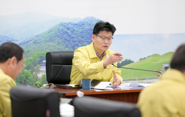 김정섭 공주시장이 직원들을 대상으로 긴급대책을 위한 코로나19 생활방역 전환 준비에 만전을 기해줄 것을 당부에 나섰다.