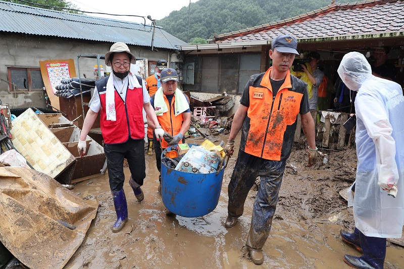 휴가를 반납한 양승조 충남지사는 5일 천안 목천읍 소사리 호우 침수 피해 마을을 찾아 복구 지원 활동을 펼쳤다.