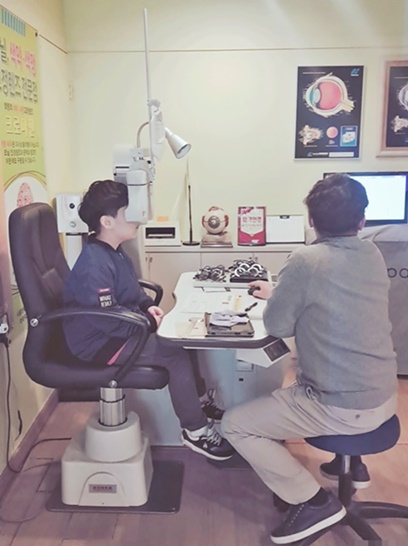 대전 대덕구 지역 내 안경점에서 지원 대상아동이 시력 검사를 받고 있다.(사진제공=대전 대덕구청)