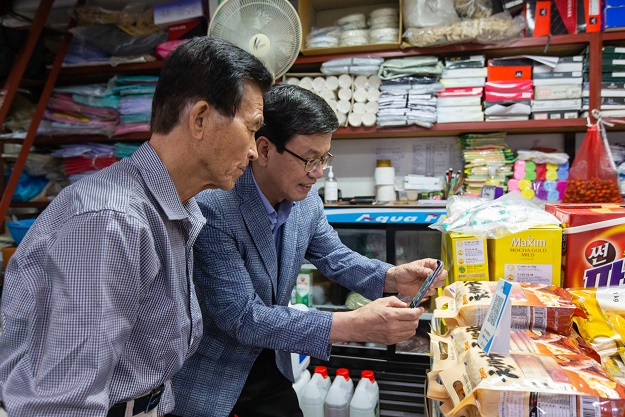 김돈곤 청양군수가 한 가게에 들러 모바일 상품권을 사용하고 있다.