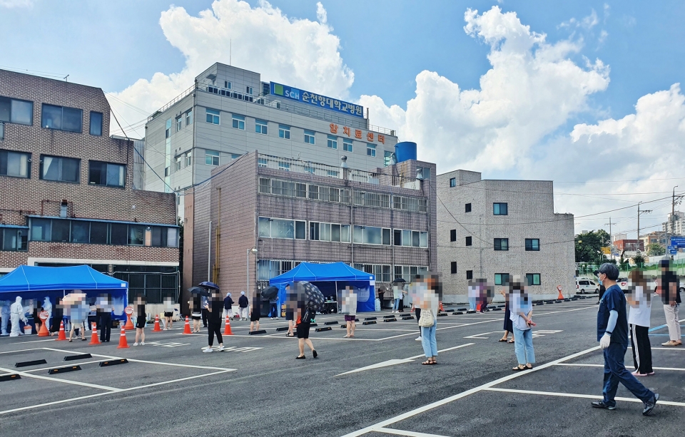 순천향대 천안병원 직원들이 코로나19 검사를 받기 위해 병원에서 줄을 서 대기하고 있다.(순천향대 천안병원 제공)