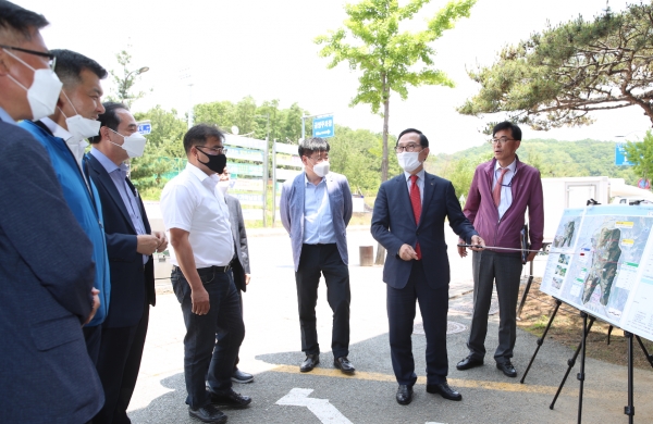 박상돈 천안시장이 삼룡천지구 공모사업 현장실사 당시 사업의 필요성에 대해 설명하고 있다. (사진제공=천안시)