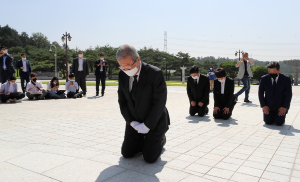 미래통합당 김종인 비상대책위원장이 광주 북구 국립 5·18 민주묘지를 당 관계자들과 함께 참배하고 있다. [사진=연합뉴스]
