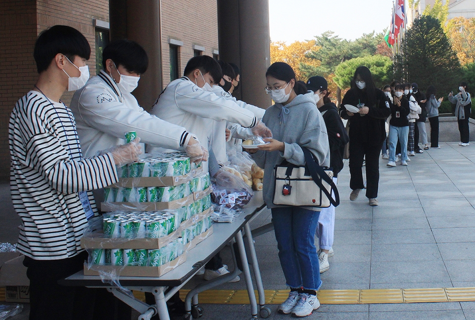20일 정오 목원대학교 중앙도서관 광장에서 총학생회 관계자들(오른쪽)이 학생들에게 주먹밥과 음료수를 나눠주고 있다. (사진제공=목원대)