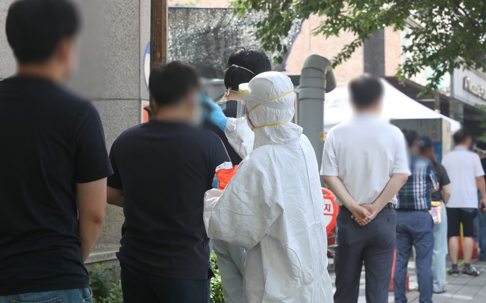 24일 오전 대전시 서구 보건소 앞에서 코로나19 진단검사를 받으려는 시민들이 검사에 앞서 발열 체크를 하고 있다.(연합뉴스)