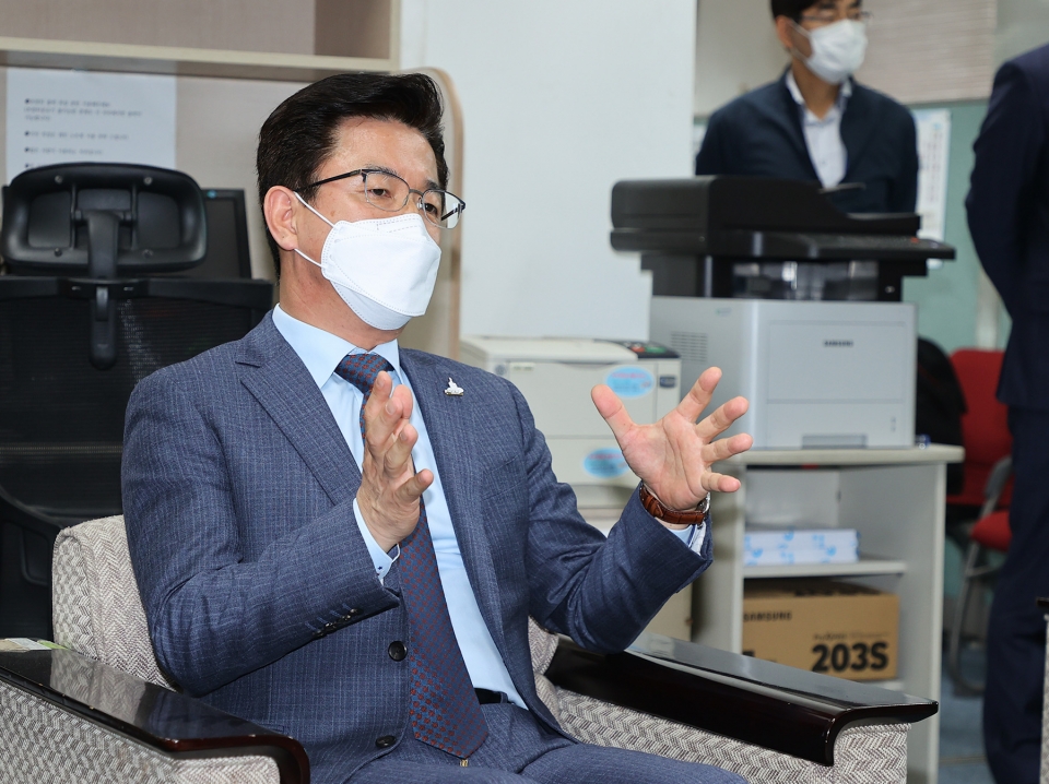 20일 오후 대전시청 기자실을 찾은 허태정 대전시장이 중소벤처기업부 세종 이전 추진에 대해 강한 유감을 표명하고 있다.