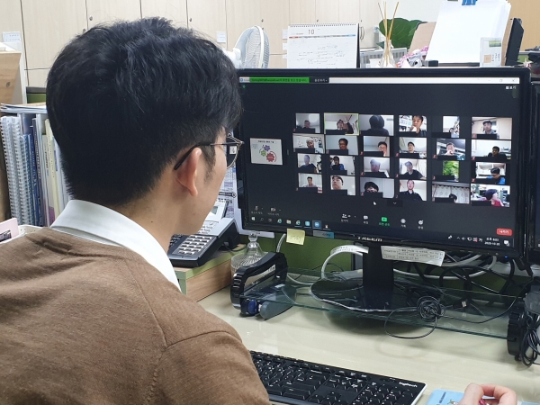 천안교육지원청이 지난 20일 온라인 쌍방형 아버지 교육을 진행중이다. (사진제공=천안교육청)
