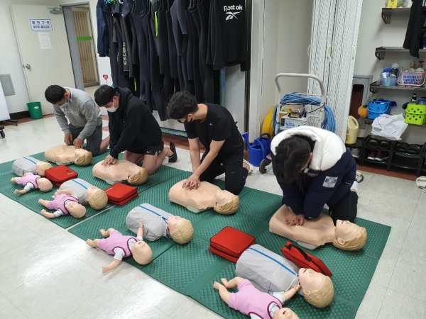 22일 대전시설관리공단 직원 및 시민들이 심폐소생술 교육에 참여하고 있다.(사진제공=대전시설관리공단)