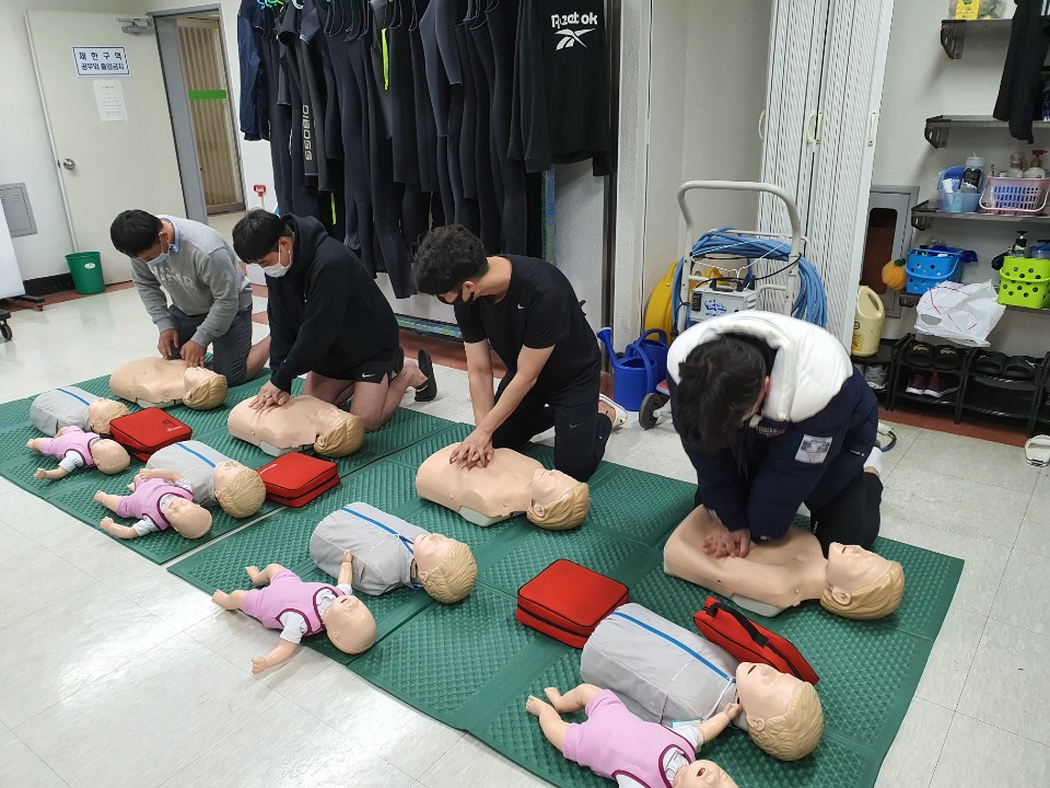 대전시시설관리공단 직원·시민들이 심폐소생술 교육에 참여하고 있다.