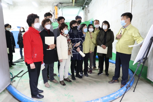 23일 대전 동구의회가 원동 지하차도 배수펌프장을 방문해 현장을 살펴보고 있다.(사진제공=대전 동구의회)