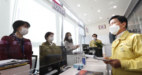 황인호 대전 동구청장(오른쪽)이 대전역 민원센터를 찾아 직원들을 격려하고 있다.(사진제공=대전 동구)
