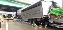 천안-논산간 고속도로에서 잇따른 3중 추돌 사고로 운전자 1명이 사망하고 중상 1명이 발생했다.(사진제공=공주소방 119구급대)
