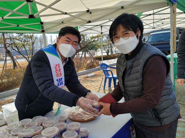 농협충남지역본부 윤일근 부본부장이 한돈 소비 촉진을 위한 개별포장 돼지고기 수육을 나눠 주고 있다.