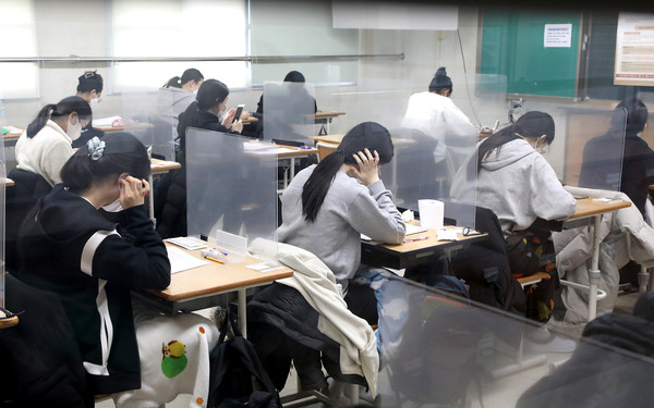 대전괴정고에서 수험생들이 입실해 시험을 기다리고 있다 (사진제공=대전교육청)