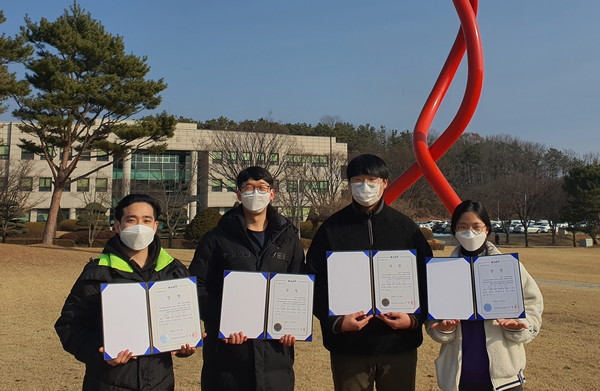 ‘2020 산학프로젝트 챌린지’에서 ‘한국산업기술진흥원 원장상’을 수상한 Koreatech팀. (사진제공=한기대)