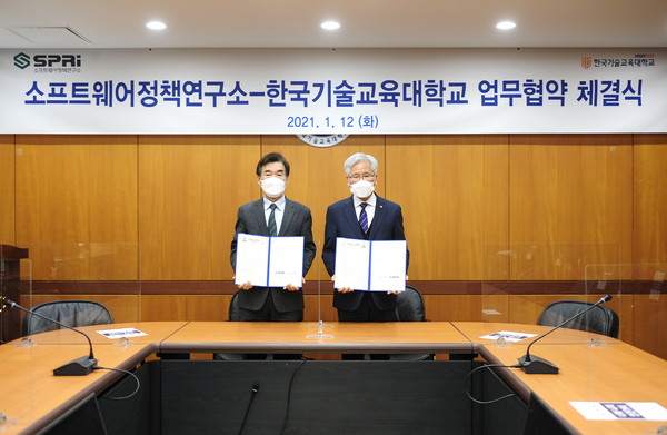 왼쪽부터 박현제 소프트웨어정책연구소장, 이성기 한국기술교육대학교 총장. (사진제공-천안시)