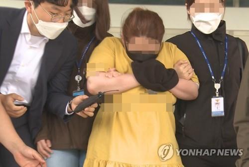 지난 6월 3일 의붓아들을 여행용 가방에 가둬 심정지 상태에 이르게 한 의붓어머니가 영장 실질심사를 위해 대전지방법원 천안지원으로 들어서고 있다. (사진=연합뉴스)