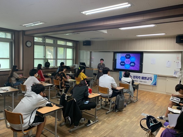 서천군보건소(소장 김재연)는 이달 16일부터 지역 내 9개 중학교 학생을 대상으로 청소년 성가치관 정립교육을 실시한다.