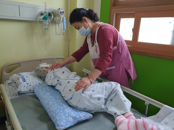 서천군(군수 노박래)은 지난 16일 노인전문병원 병상 확대 시행에 따라 서천군립노인요양병원과 보호자 없는 병원 운영사업 업무협약을 재체결했다.