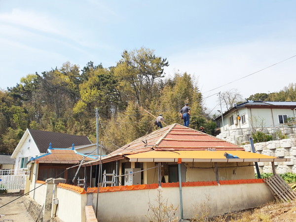 서천군 마서면은 지난 20일부터 3일간 서천읍 소재 일신공업사 김종문 대표가 지역 독거노인을 위한 주택 수리 봉사를 실시했다고 이달 22일 밝혔다.