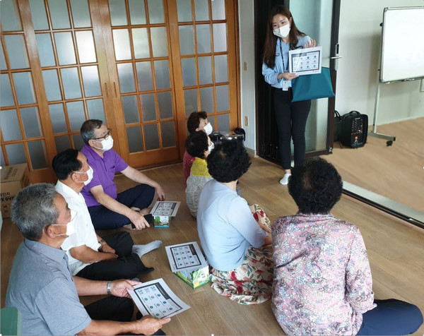 서천군 장항읍(읍장 정진형)은 백신접종을 마친 노인을 대상으로 지난 8일 경로당 건강 교실을 진행했다.