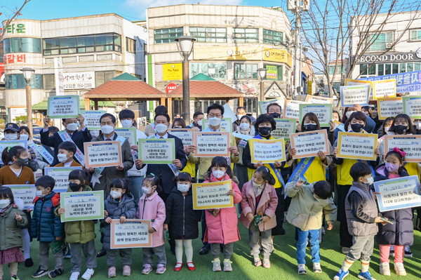  공주시, 신관동 야외무대 일원에서 아동학대 예방을 위한 가두 캠페인을 열고 있다. 
