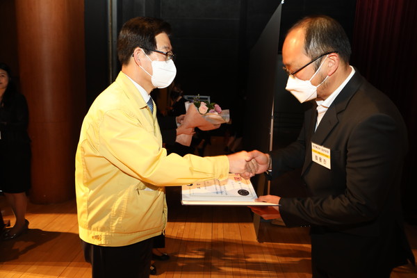 지난 20일 금산군장애인보호작업장 최용진 원장이 충남도청에서 열린 제42회 충남도 장애인의 날 기념식에서 양승조 충남도지사로부터 보건복지부 장관 표창을 전수받고 있다[사진제공=금산군]