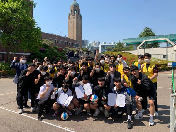 대전과학기술대학교는 지난 3일 제5회 총장배 족구대회 행사를 교내 족구장에서 실시했다. 이번 대회는 장기간의 코로나 상황으로 중단됐던 학생활동의 활성화를 통해 밝고 건강한 대학 문화를 만들어가기 위한 취지로 진행됐으며, 4월부터 총 14개팀이 예선전을 거쳐 최종 4개팀이 결승대회를 펼쳤다. 