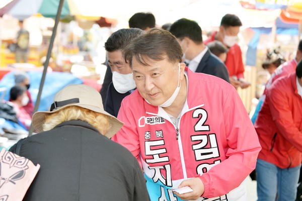 김영환 충북지사 예비후보는 9일 영동군 전통시장을 방문해 민심청취 행보를 가졌다.