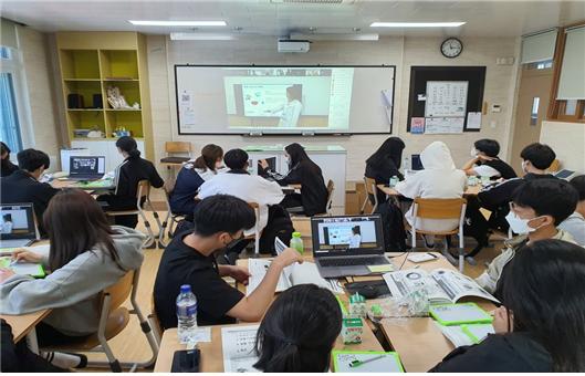 사북고등학교 1학년 학생들이 실시간으로 진행된 온라인 이동과학교실 프로그램에 참여하고 있다.(사진=한국연구재단)