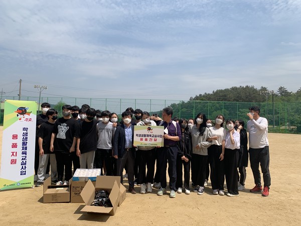 충남 서천 동강중학교는 12일 서천군체육회에서 학생생활체육교실사업으로 선정되어 야구용품을 지원받았다고 전했다.