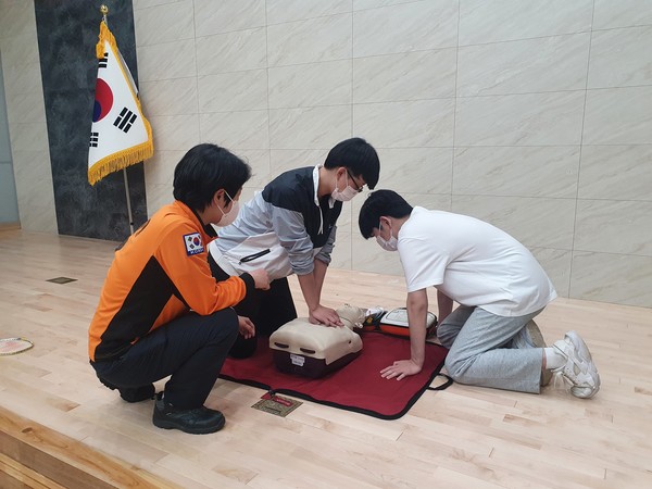일반인 심폐소생술 경연 대회를 준비중인 계룡고 학생들의 모습.(계룡소방 제공)