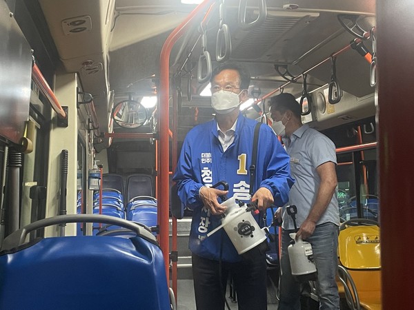 송재봉 청주시장 후보는 19일 공식선거 첫 유세일정으로 버스업계를 방문해 버스 방역 등 노동자들과 함께하는 행보를 펼쳤다.
