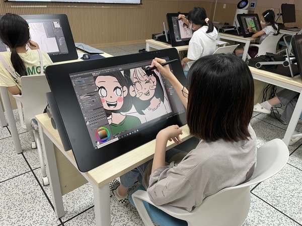 웹툰캠퍼스 창작문화 향유 프로그램에 참여한 학생들이 웹툰을 직접 그리고 있다(원데이 웹툰스쿨)