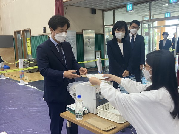 성광진 대전교육감 후보가 27일 오전 7시 대전 동구 성남초등학교 사전투표소를 찾아 투표용지를 전달받고 있다.