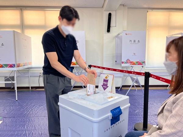 제8회 전국동시지방선거 사전투표에 유권자가 투표를 행사하고 있다. (사진=윤근호 기자)