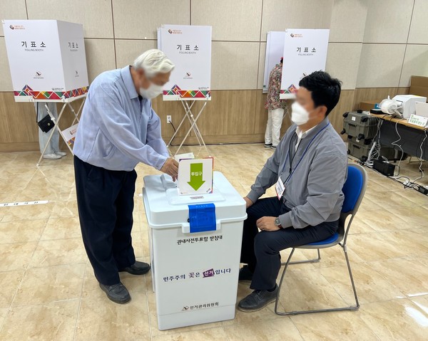 제8회 전국동시지방선거 사전투표에 유권자가 투표를 행사하고 있다. (사진=이연지 기자)