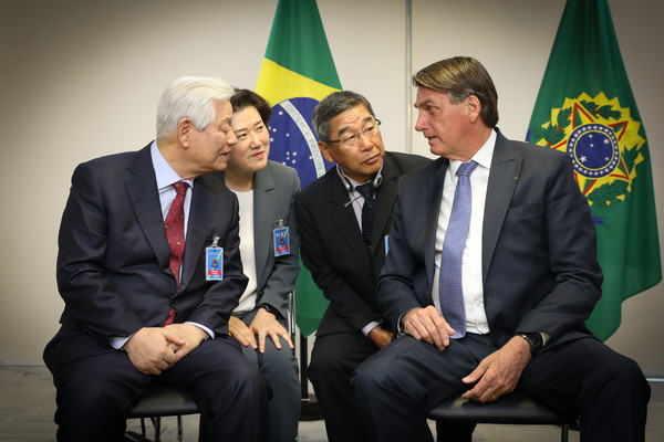 기쁜소식선교회 박옥수 목사가 7일, 브라질리아에 위치한 대통령 공관에서 자이르 보우소나루 브라질 대통령과 만났다. ​​
