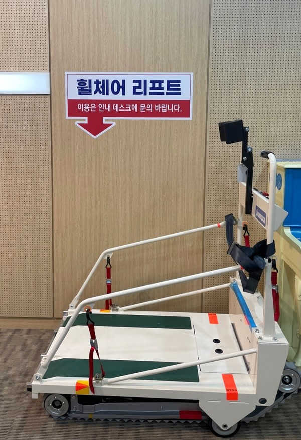 한들문화센터 이벤트홀 내에 설치된 휠체어 리프트. (사진제공=천안시)