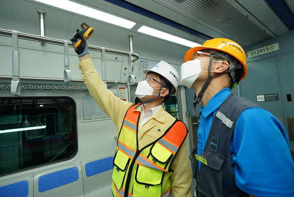 나희승 코레일 사장(왼쪽)이 16일 오후 구로차량사업소에서 전동열차 냉방 장치를 살펴보고 있다.(사진=코레일)