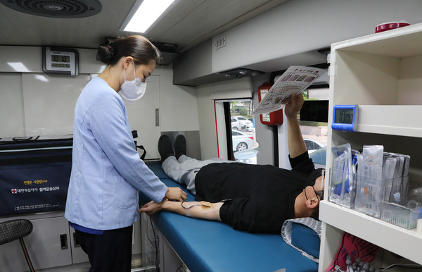 대전시교육청은 22일 소속 기관 직원들을 대상으로 상반기 헌혈행사를 실시했다. 이번 헌혈 행사는 코로나19 장기화로 혈액 보유량이 급감함에 따라 여름철 안정적인 혈액 확보를 위해 실시됐으며, 40여명의 직원들이 헌혈 봉사에 참여했다.