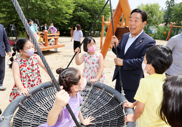 22일 충북 청주 미원초등학교 놀이터 개장식에서 박문희 충북도의장이 참석해 아이들과 즐거운 한 때를 보내고 있다.