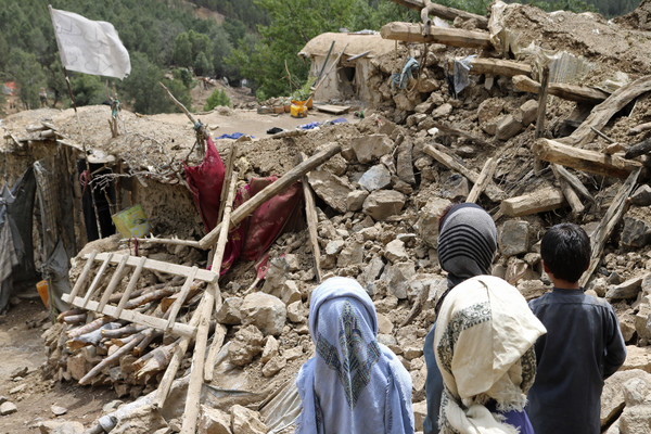 규모 6.1의 지진이 발생한 아프가니스탄 남동부에 위치한 코스트주에서 어린이들이 지진으로 파괴된 집 근처에 서있다. (사진: AP=연합뉴스)