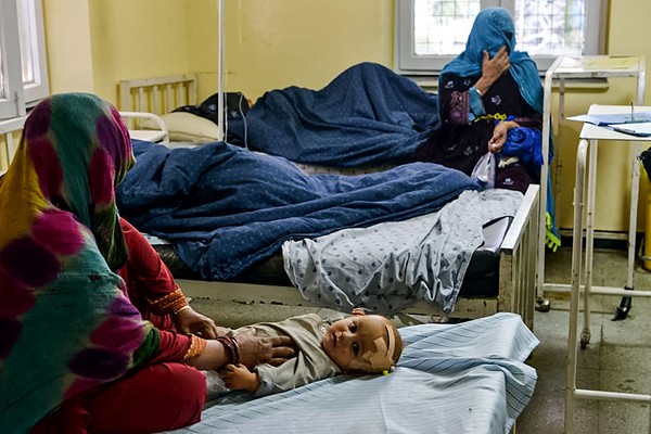 규모 6.1의 지진이 발생한 아프가니스탄 남동부에 위치한 팍티야주의 한 병원에서 어린이가 치료를 받고 있다. (사진: AFP=연합뉴스)